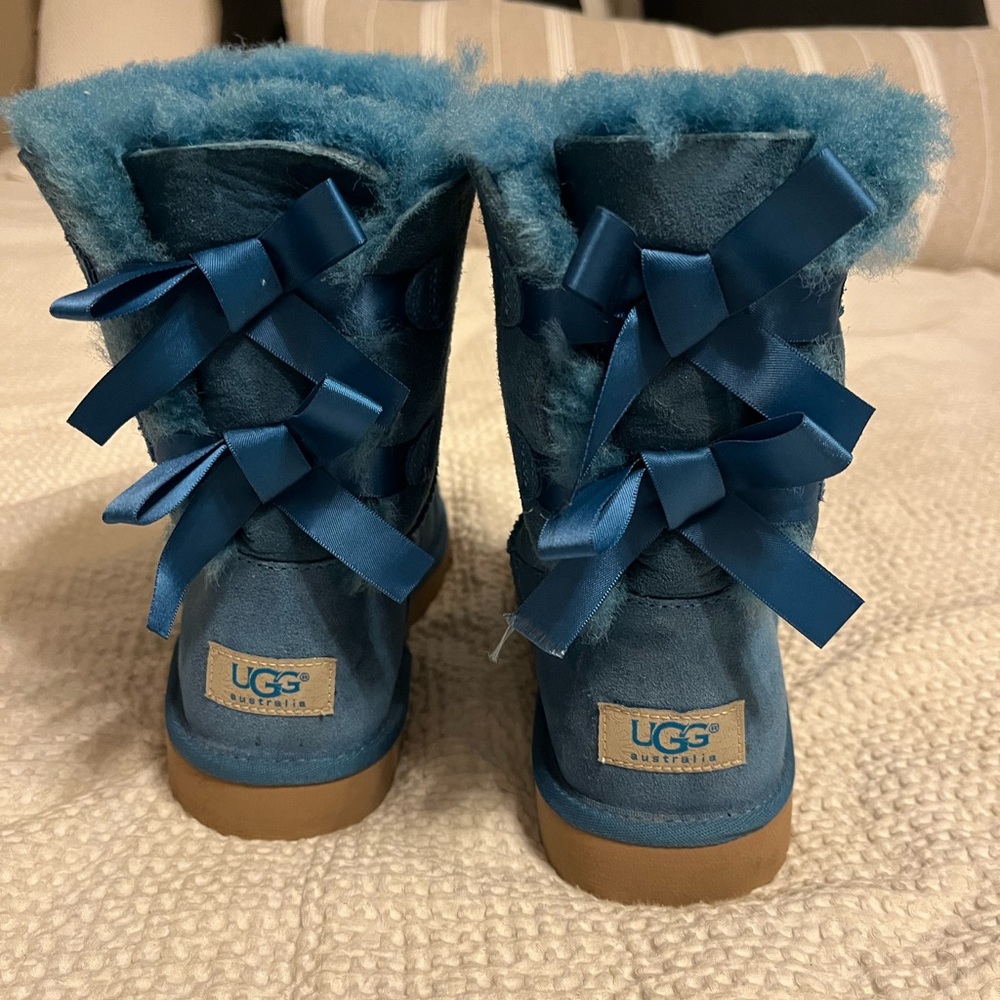 UGG boots. Barely worn, good condition. Size 6 Womens
